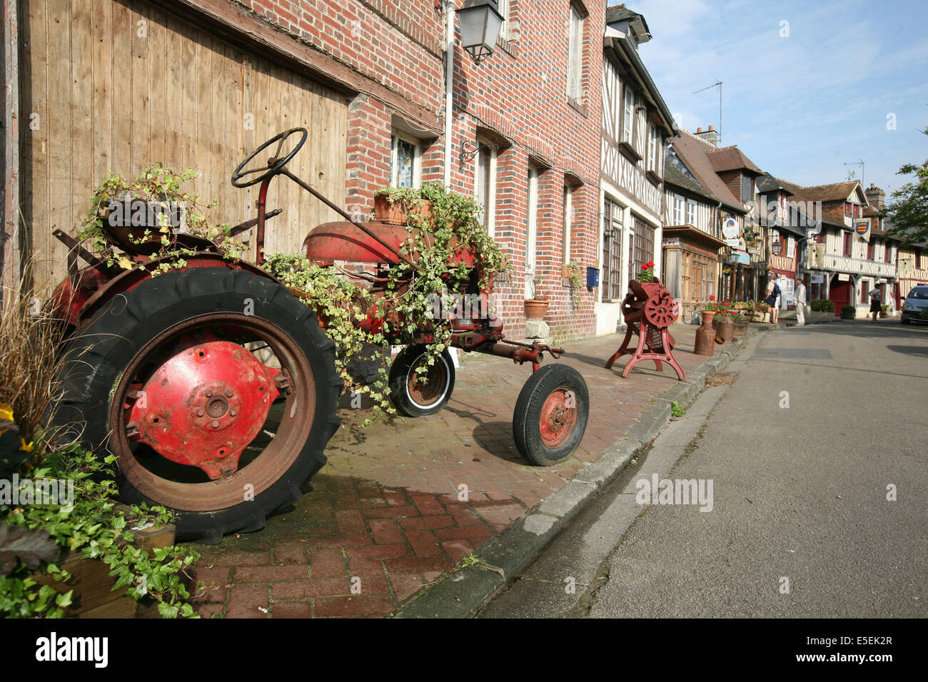 Francia, basse Normandie, calvados, Pays d'auge, beuvron en auge, maisons a colombages, padelle de bois, villaggio, tracteur ancien decore de fleurs, Foto Stock