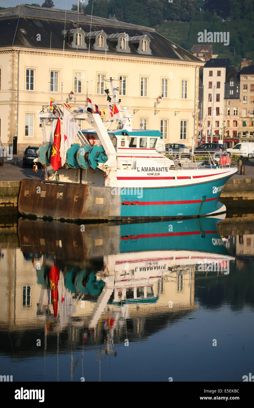 Francia, basse Normandie, calvados, cote fleurie, Honfleur, l'avant port et l'hotel de ville, bateau de peche, caluier, reflet dans l'eau, Foto Stock