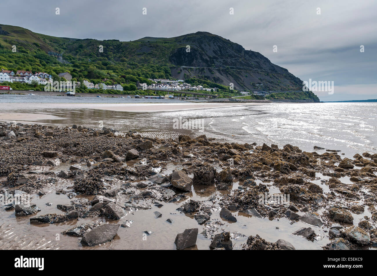 Penmaenmawr beach il Galles del Nord Foto Stock