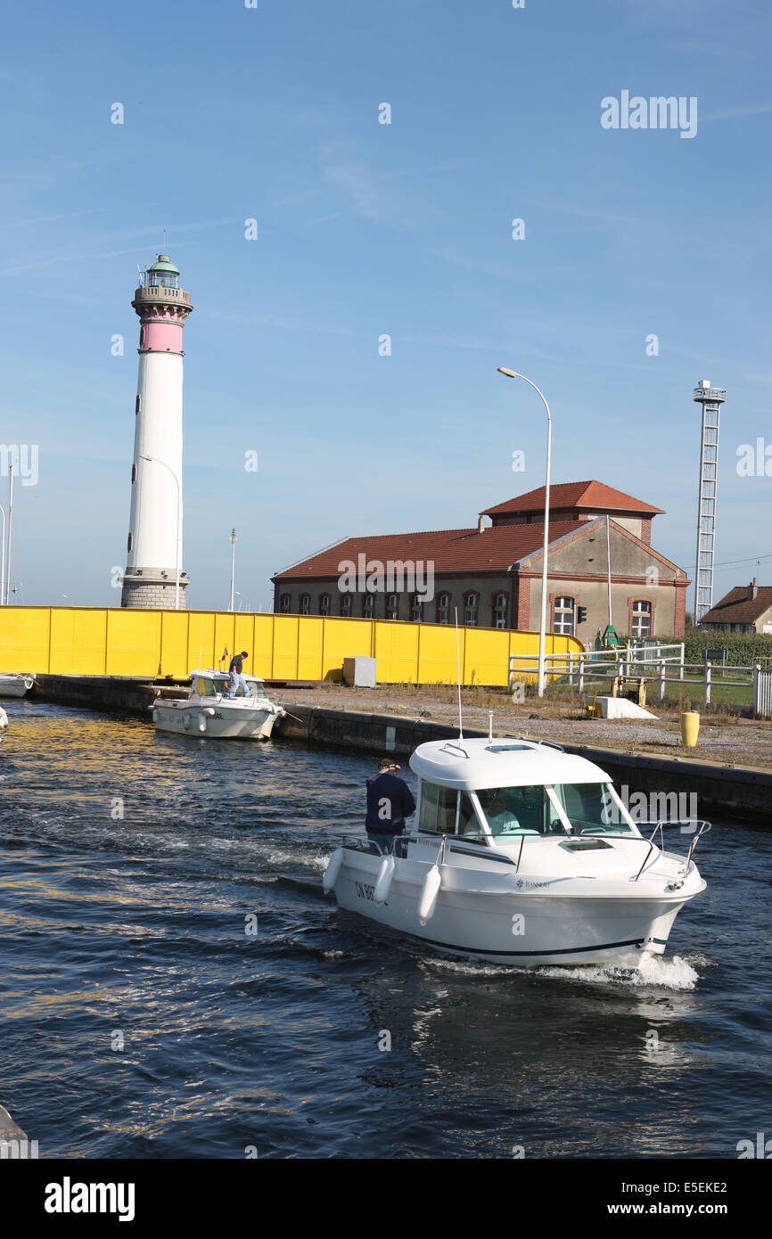 Francia, basse Normandie, calvados, ouistreham, Passage de l'ecluse, montee des Eaux, pont, phare, vedettes plaisance, bateaux, ecume, phare, Foto Stock