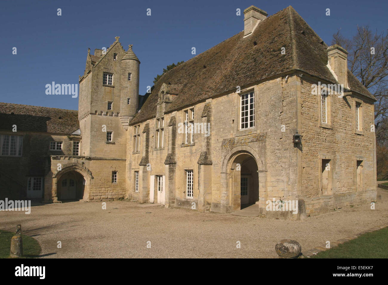 Francia, basse Normandie, calvados, bessin, prieure de saint gabriel brecy, bazents, pierre, cour, Foto Stock