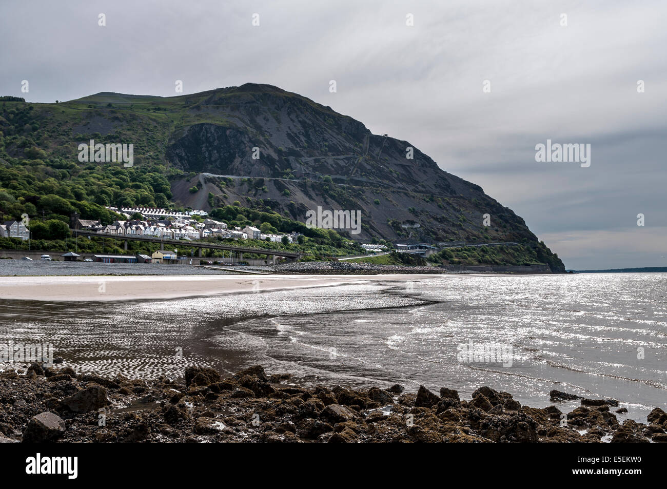 Penmaenmawr beach il Galles del Nord Foto Stock