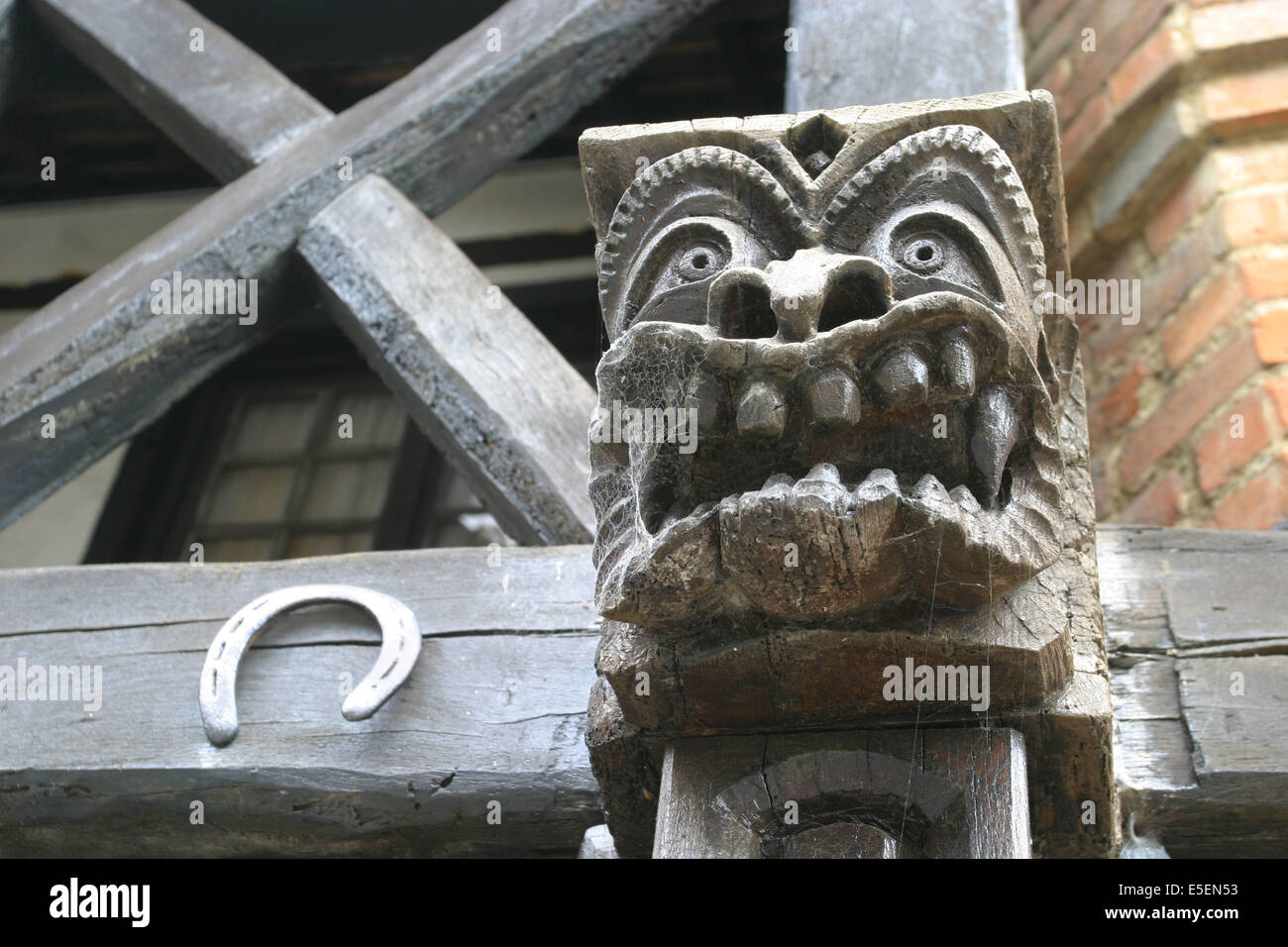 Francia, Haute Normandie, eure, cormeilles, maison, colombage, figura, scultura, monstre, fer a cheval, padelle de bois, Foto Stock