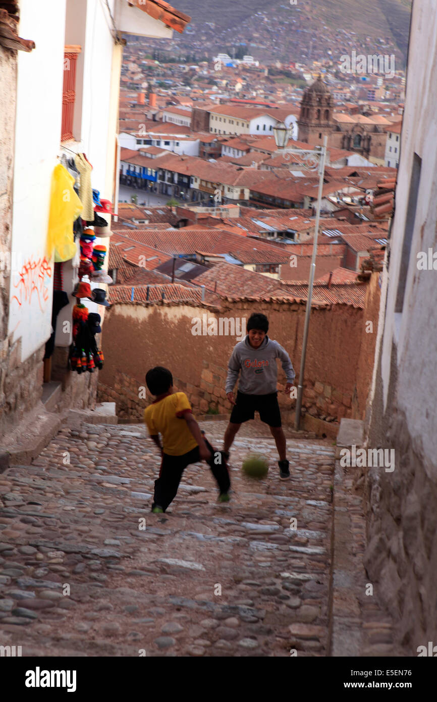 Ragazzi che giocano a calcio in Cusco, Perù Foto Stock