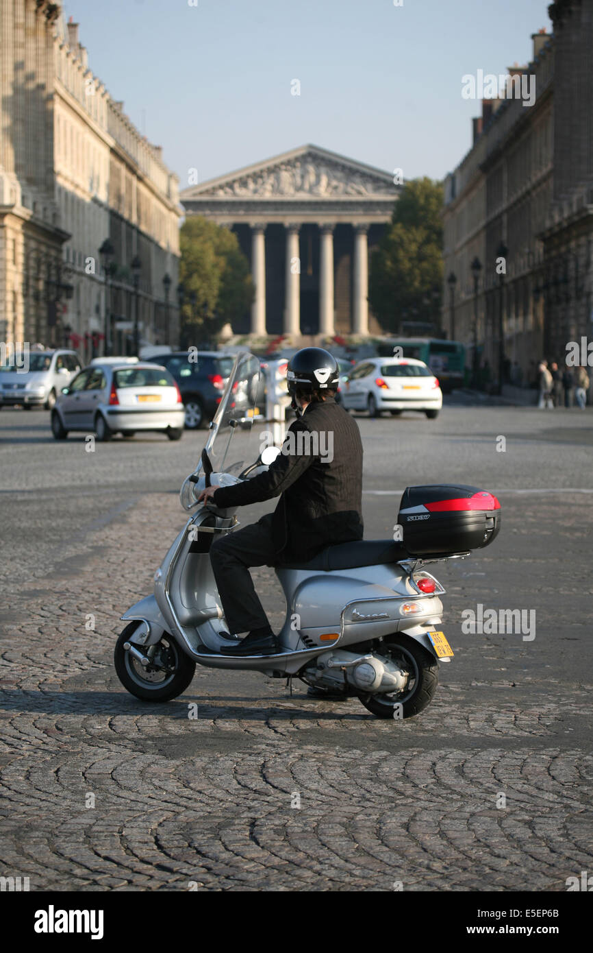 Francia, parigi 8e, Place de la concorde, circolazione 2 roues, rue royale, madeleine, Foto Stock