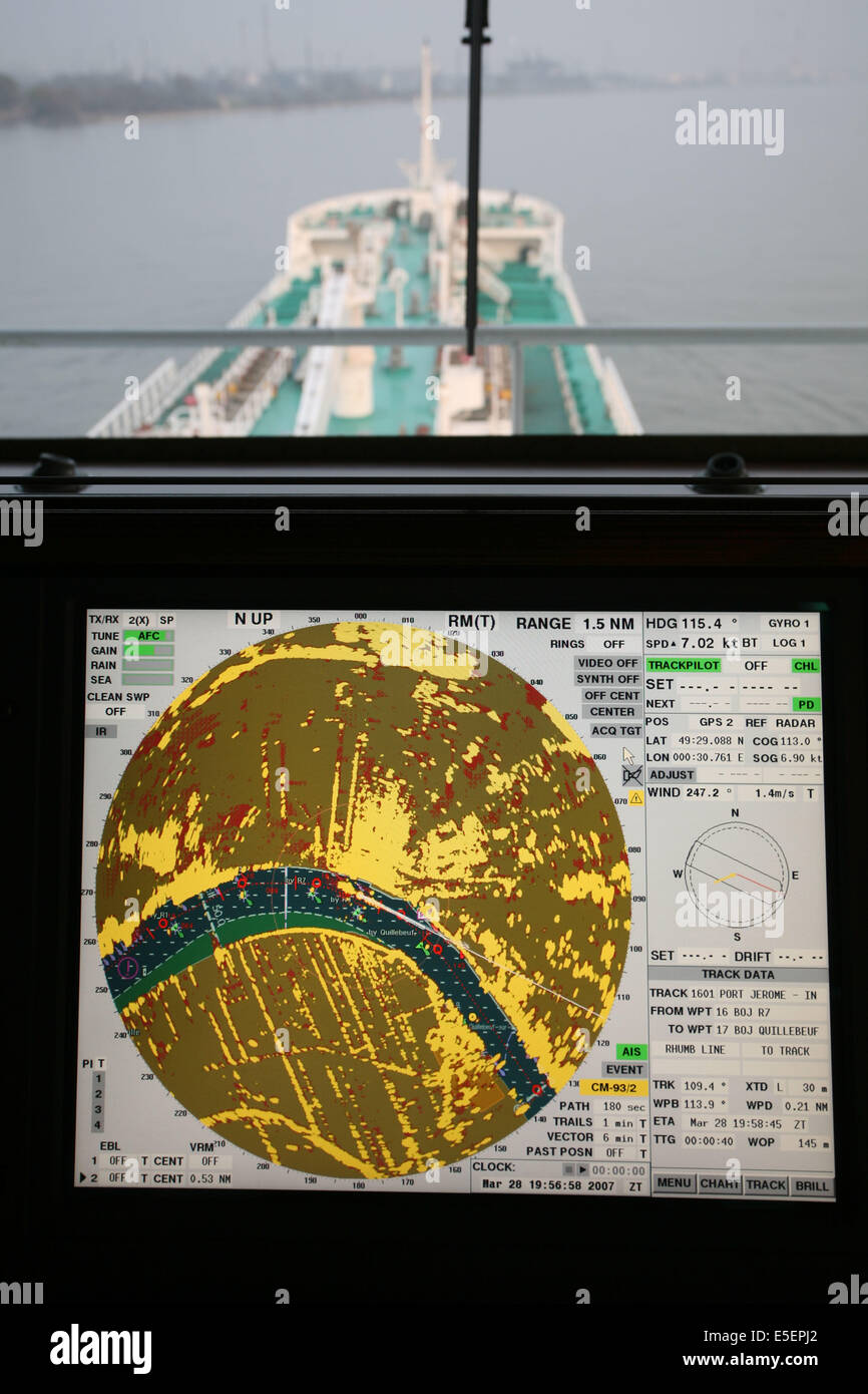 Francia: Normandia, senna marittima, vallee de la seine, Grand Port de mer de rouen, montee de Seine en compagnie du pilote Emmanuel Fournier a bord du navire bro sincro, destinazione porto jerome, pont de Tancarville, avant du navire, ecran radar, Foto Stock