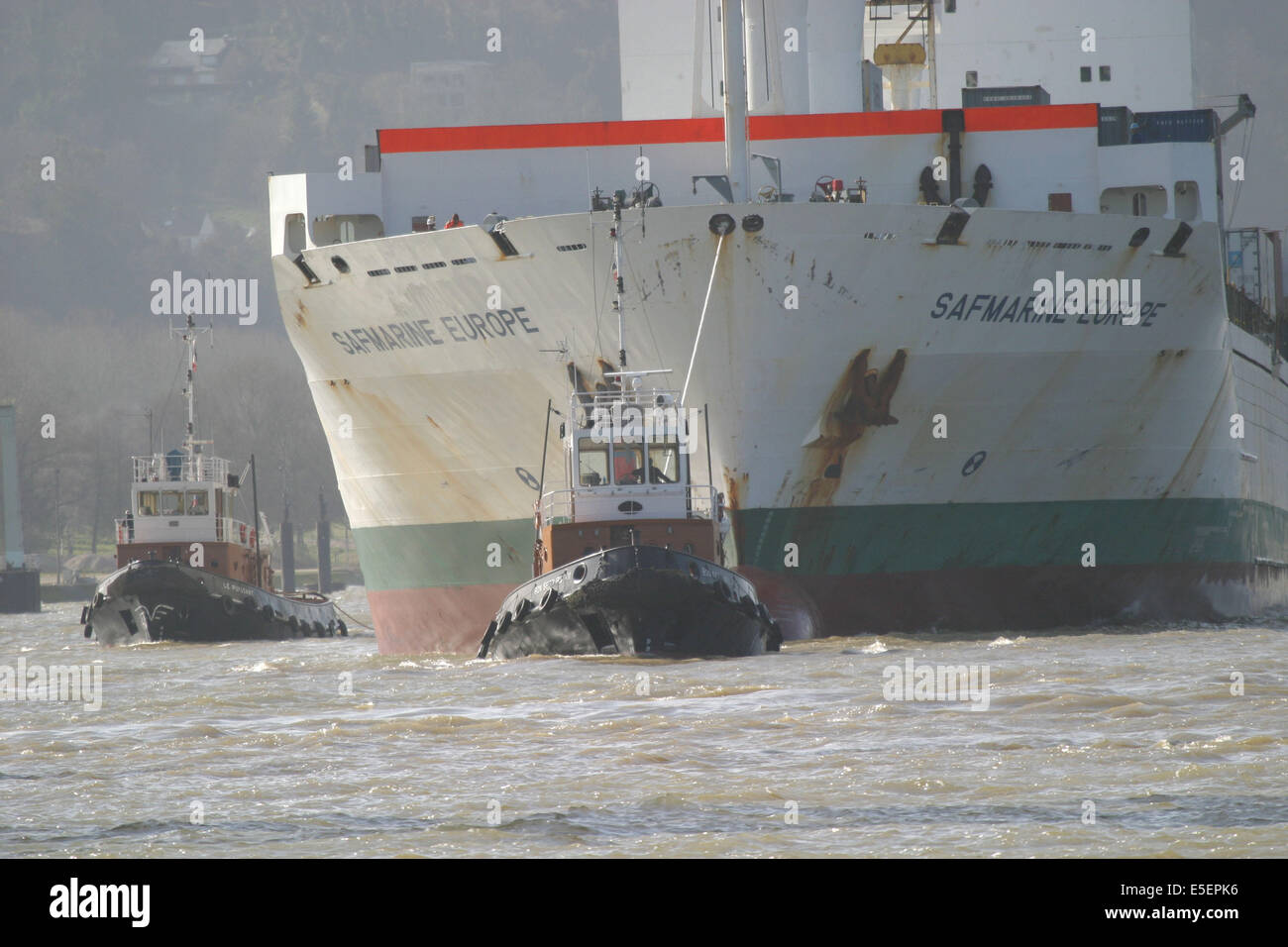 Francia: Normandia, senna marittima, vallee de la seine, Grand port de mer de rouen, Port de rouen remorquage Sormar-Thomas L., Operations de remorquage, terminal conteneurs de Moulineaux, porte conteneurs, container, Safmarine europe, Foto Stock