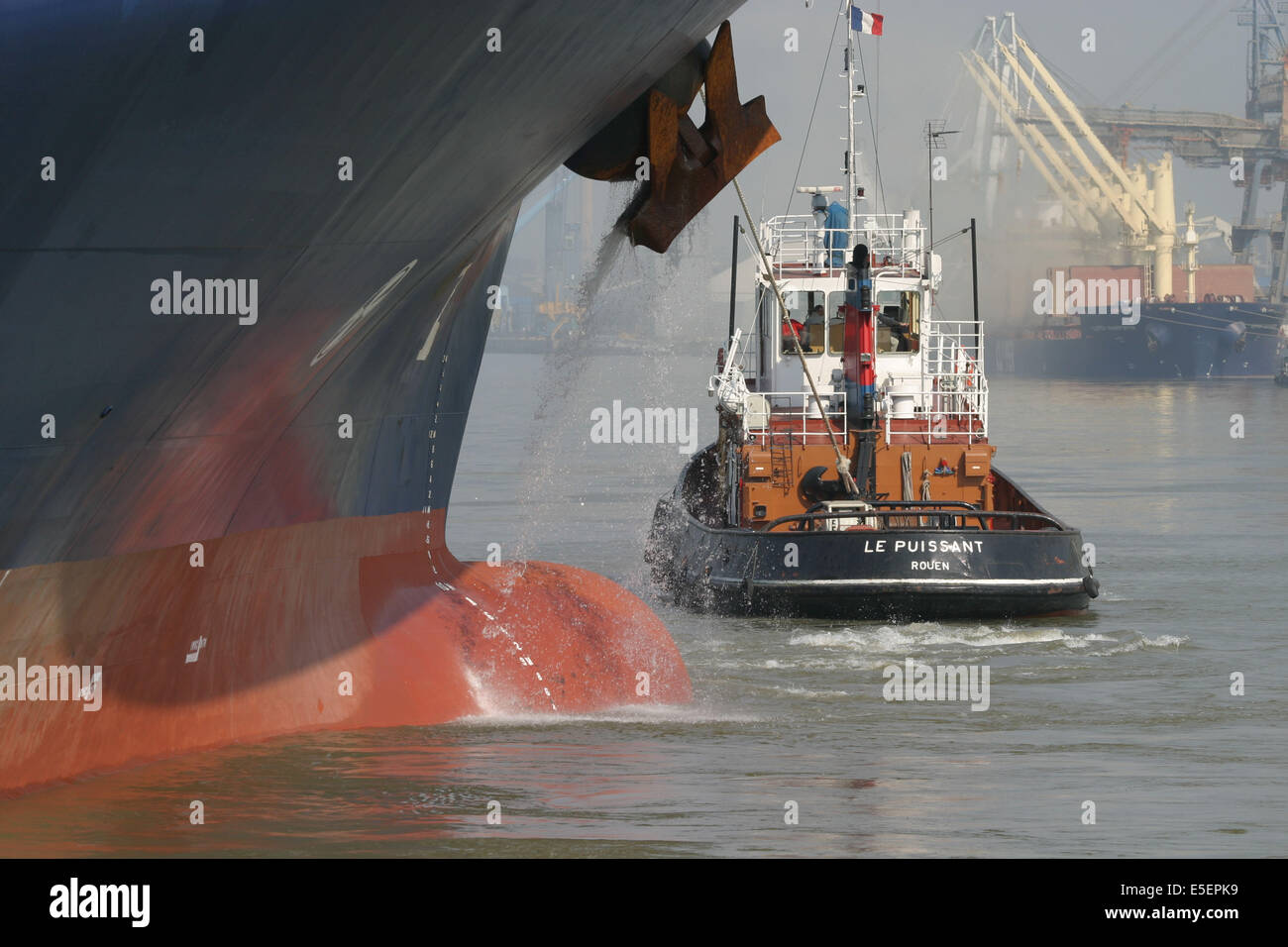 Francia: Normandia, senna marittima, vallee de la seine, Grand Port de mer de rouen, Port de rouen remorquage Sormar-Thomas L., Operations de remorquage, terminal conteneurs de Moulineaux, Foto Stock