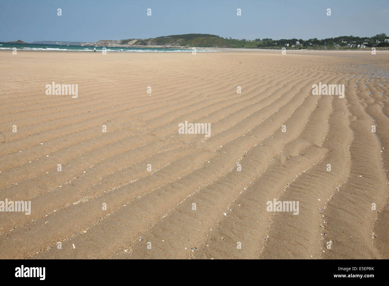 Francia, Bretagne, cotes d'armor, cote d'emeraude, sables d'Or les Pins, la plage, ondes sur le sable, maree basse, Foto Stock