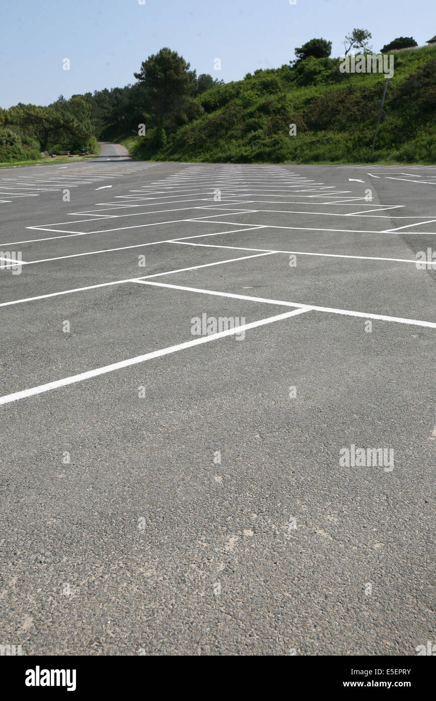 Francia, Bretagne, cotes d'armor, cote d'emeraude, pleherel, empalcements de parking vides, hors saison, Foto Stock