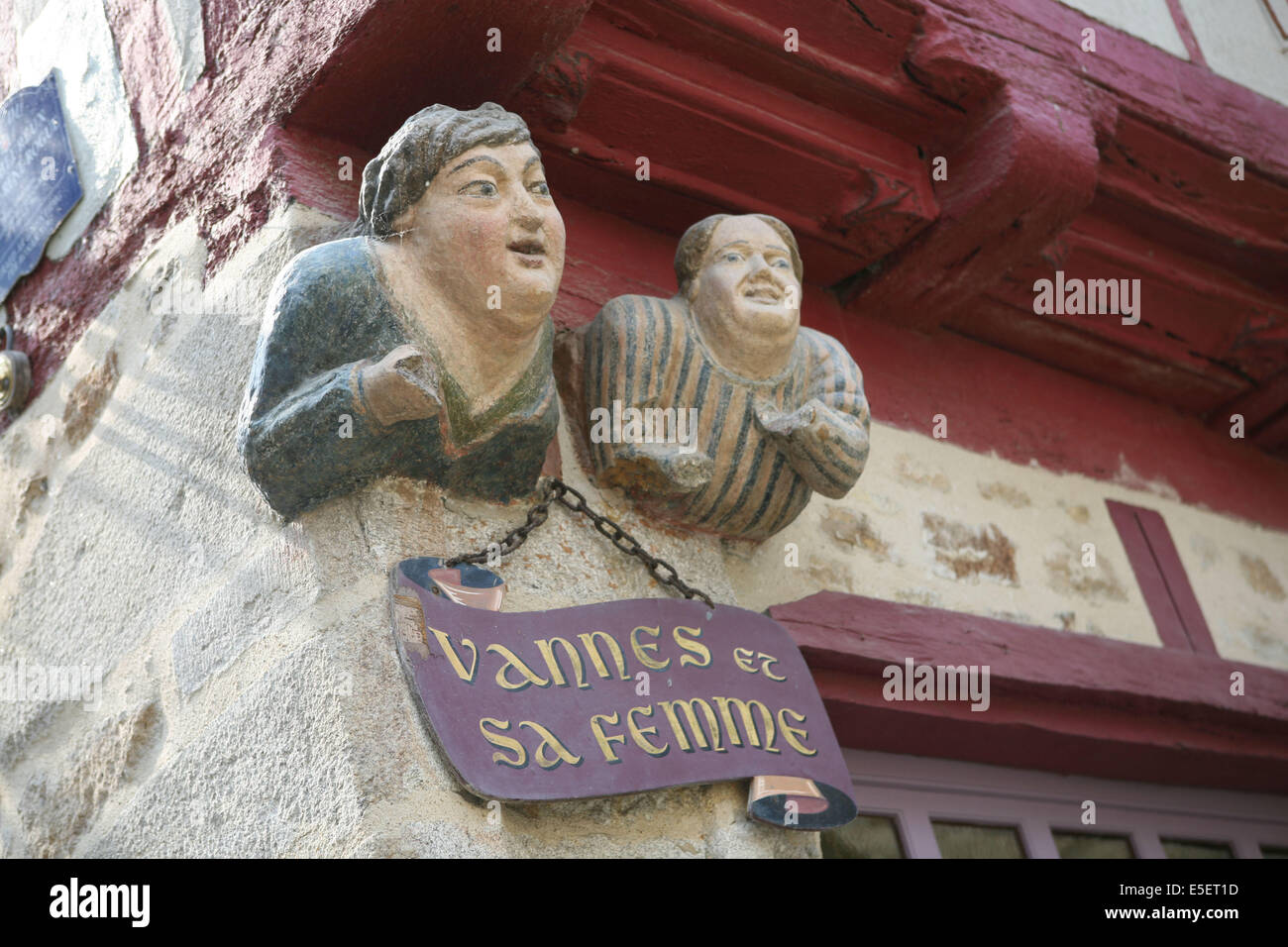 Francia, Bretagne, Morbihan, Vannes, golfe du Morbihan, Detail de la maison, vannes et sa femme, personnages scultes et peints, couple de borghese du moyen age, maison a padelle de bois, Foto Stock