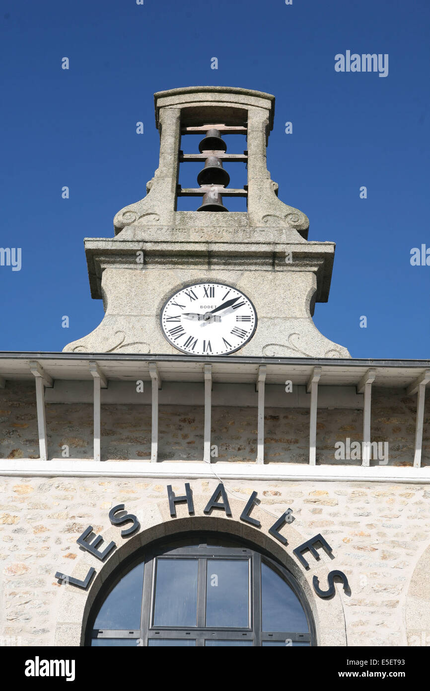 Francia, Bretagne, finistere sud, cornouaille, Concarneau, di fronte a la ville vicino, les halles du marche, horloge, chiatte, Foto Stock