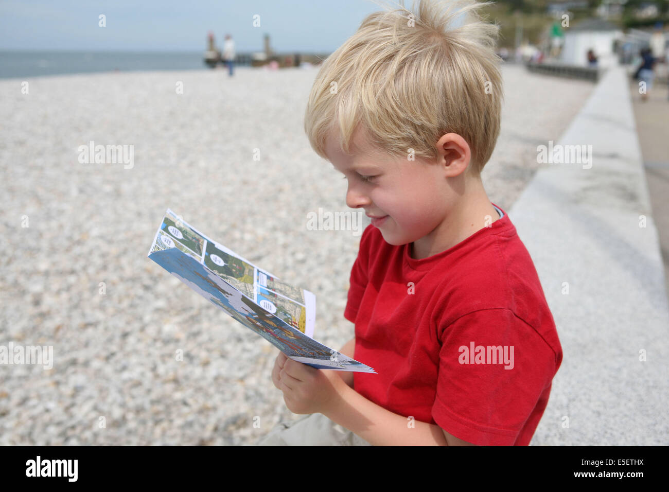 Francia, Haute Normandie, seine Maritime, fecamp, rallye pour enfants 'la malediction du maitre du temps' plage, galets, personnage ok, Foto Stock