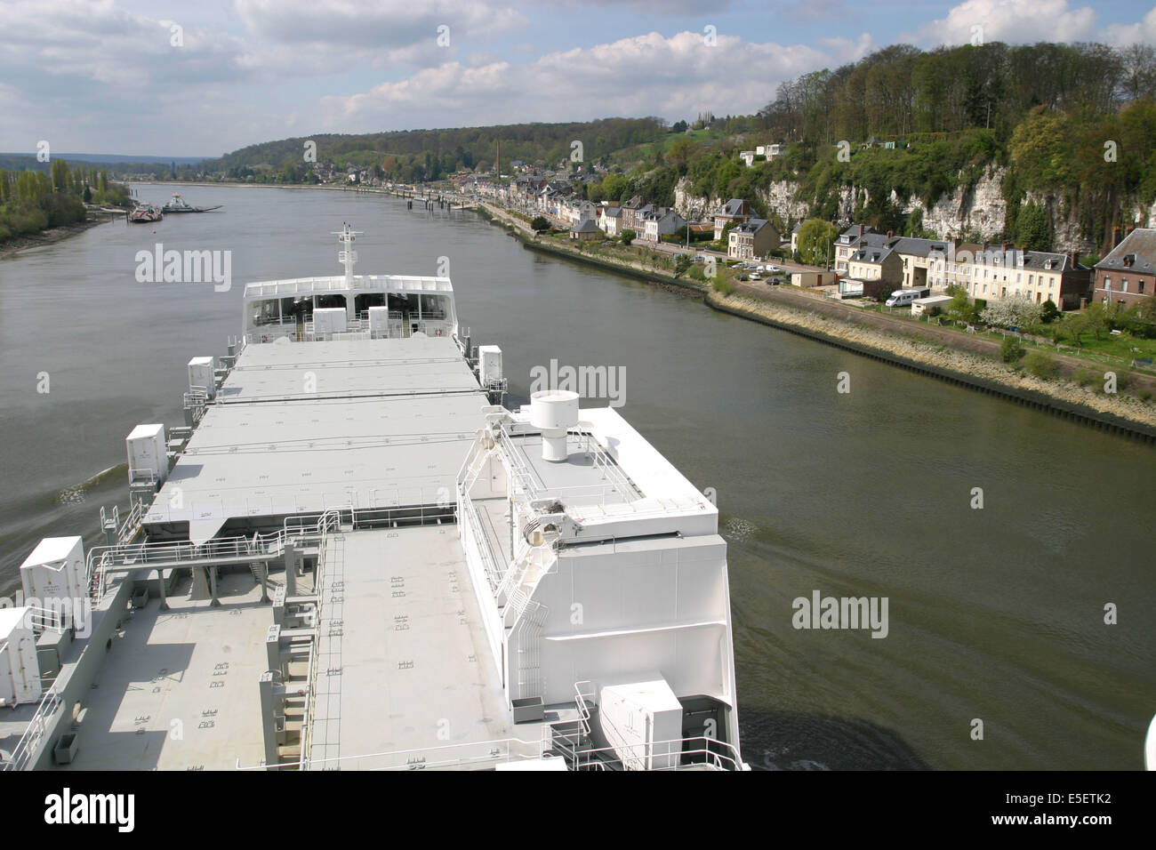 Francia, Haute Normandie, seine Maritime, vallee de la seine, cargo en route vers l'aval, berges du fleuve, duclair, Foto Stock