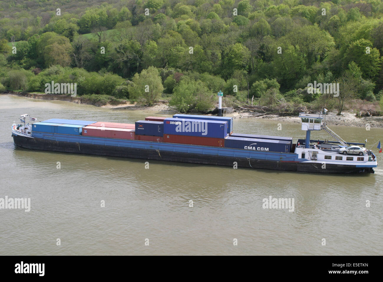 Francia, Haute Normandie, seine Maritime, vallee de la seine, convoi fluvial, chiatta porte conteneurs, container, berges, Foto Stock