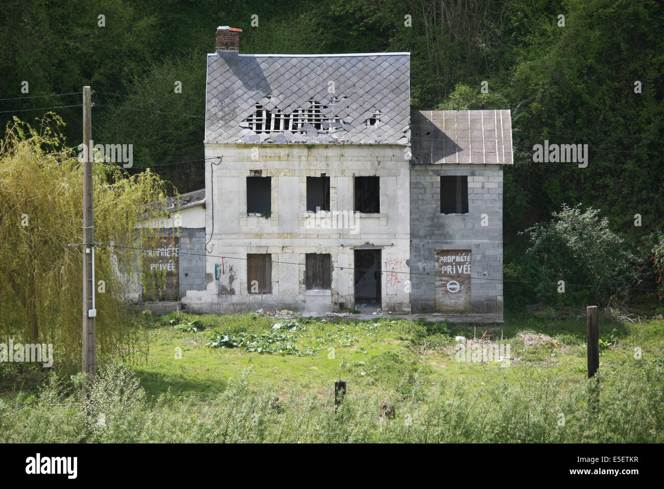 Francia, Haute Normandie, seine Maritime, vallee de la seine, maison abandonnee sur les berges du fleuve, Foto Stock