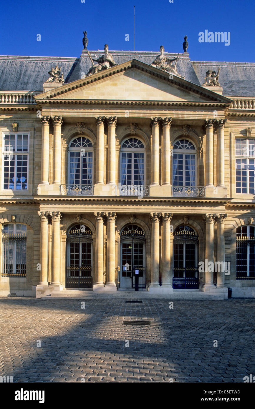 Francia, parigi 3e, le marais, hotel de soubise, hotel particulier, musee de l'histoire de france, 60 rue des Frans borghese, facciata sur cour, paves, portique, colonnes, Foto Stock