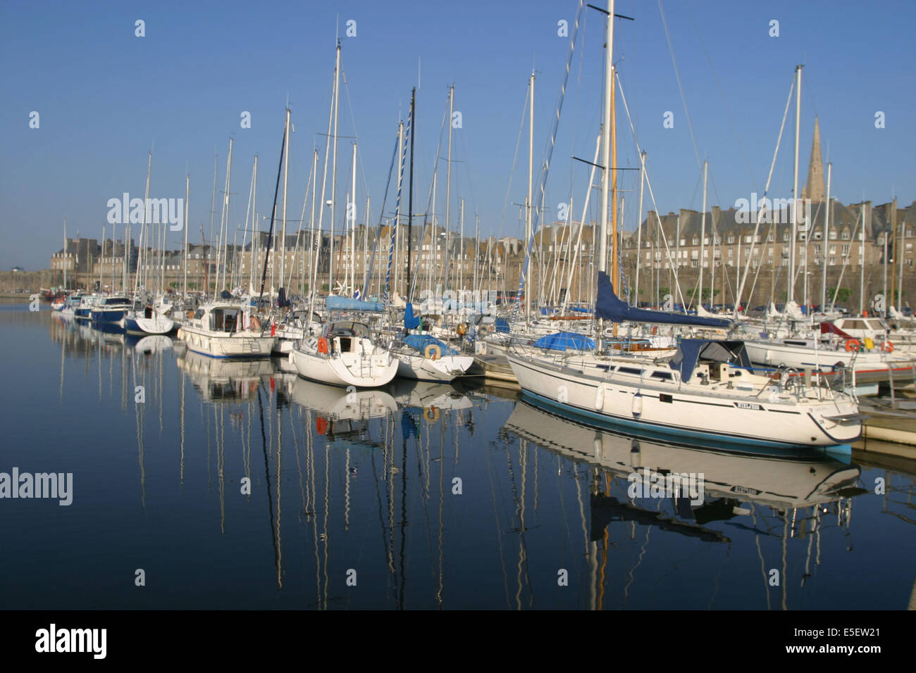 Francia, Bretagne, Ille et Vilaine, Saint-Malo, le port de plaisance, les remparts et la ville intra muros, vauban, voiliers, bateaux, pontons, quai, reflets dans l'eau, stuoie, Foto Stock