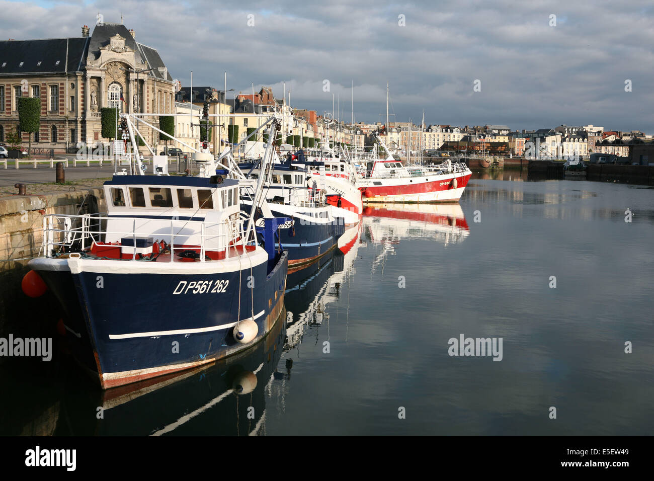 Francia, alta Normandia, senna marittima, dieppe, port de peche, calutiers a quai, reflets, Foto Stock