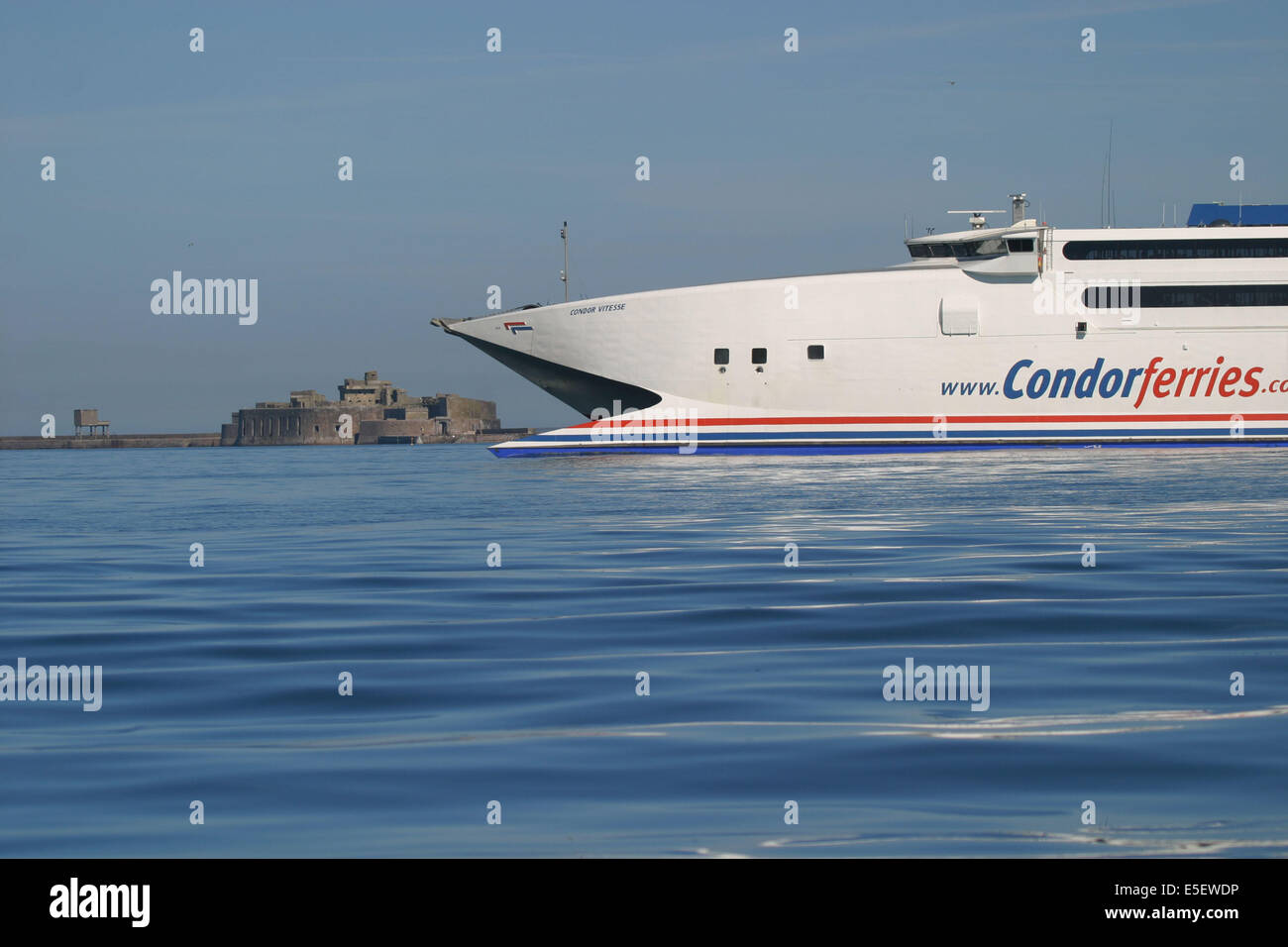 Francia, basse Normandie, manche, cotentin, cherbourg, porto, catamarano rapide, traghetti condor en rade, compagnie basee a Saint-Malo, Illusion de bouche ouverte devorant le Fort de l'ile pelee, Foto Stock