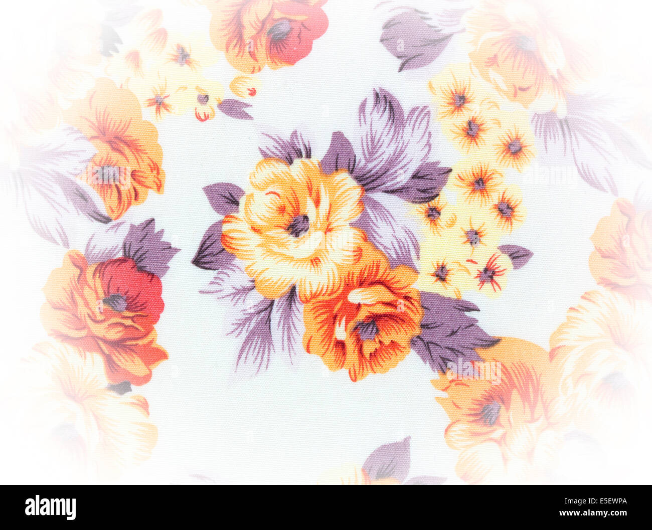 Frammento di colorata tappezzeria retrò pattern tessili con ornamenti floreali utile come sfondo Foto Stock