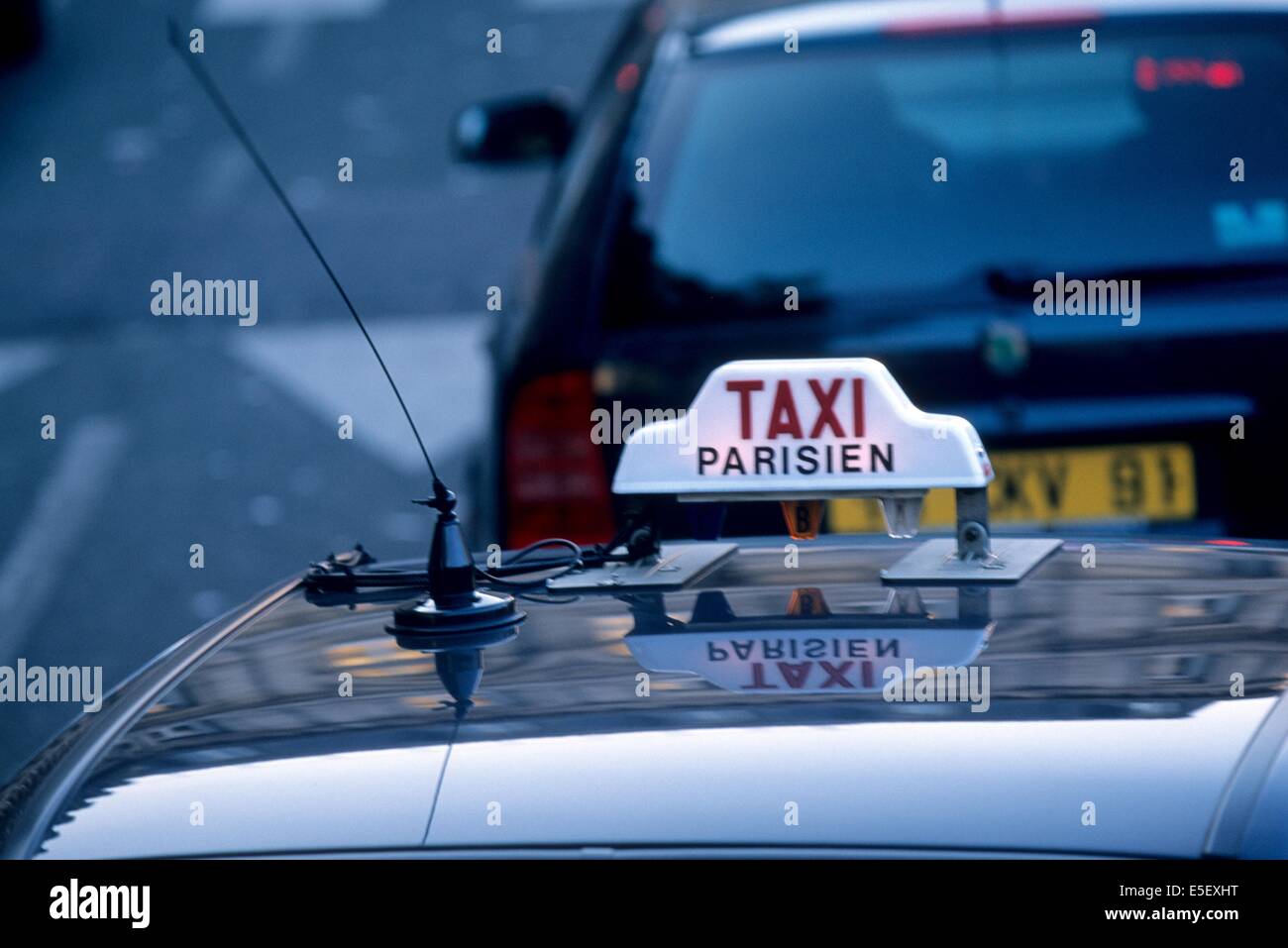 Francia, parigi, trasporti, taxi parisien, nuit, stazione, panneau, voiture, reflet de la ville, file d'attente, antenne, Foto Stock