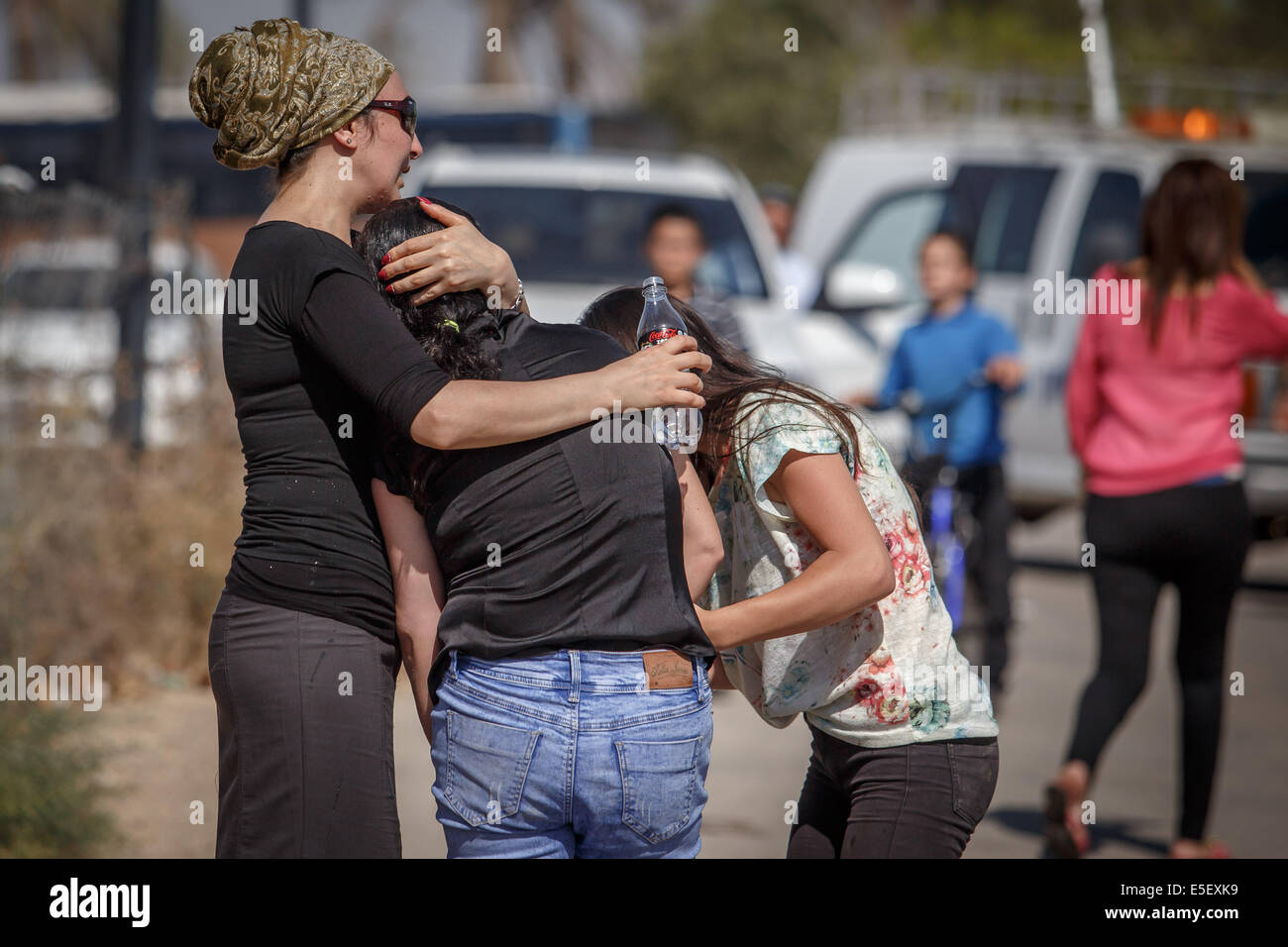 Frontiera Gaza. 29 Luglio, 2014. I residenti israeliani prendere la copertura da un razzo attacco dalla striscia di Gaza durante i funerali del soldato israeliano Caporale Meidan Maymon Biton presso il cimitero del sud della città israeliana di Netivot, il 29 luglio 2014. Alti ufficiali israeliani Martedì negato U.S. Il segretario di Stato John Kerry rivendicazione che Israele aveva chiesto agli Stati Uniti di promuovere un cessate il fuoco umanitario nella Striscia di Gaza. © JINI/Xinhua/Alamy Live News Foto Stock