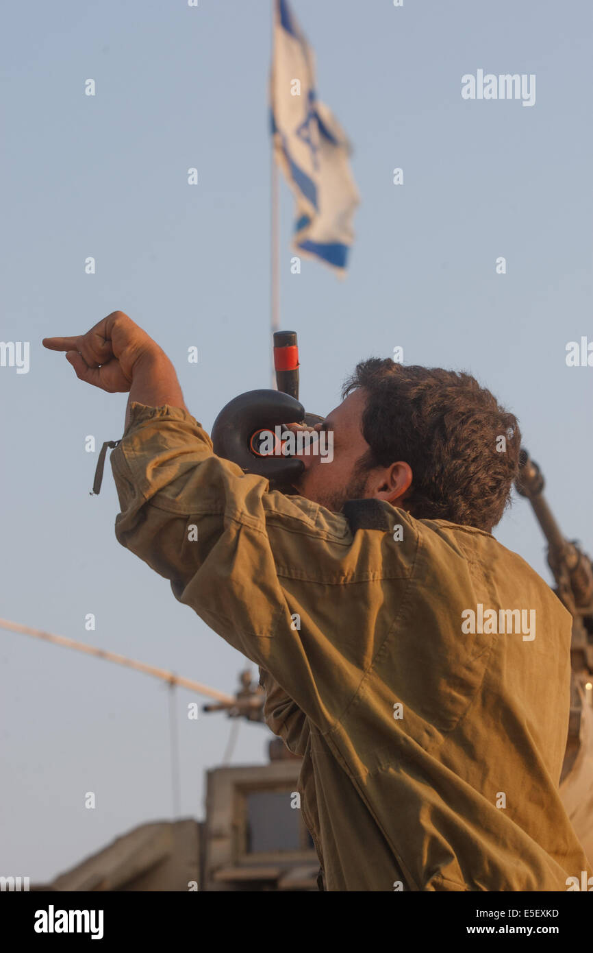 Frontiera Gaza. 29 Luglio, 2014. Un soldato israeliano calibra un cannone di un serbatoio Merkava nel sud di Israele vicino al confine con la striscia di Gaza, il 29 luglio 2014. Alti ufficiali israeliani Martedì negato U.S. Il segretario di Stato John Kerry rivendicazione che Israele aveva chiesto agli Stati Uniti di promuovere un cessate il fuoco umanitario nella Striscia di Gaza. © JINI/Xinhua/Alamy Live News Foto Stock