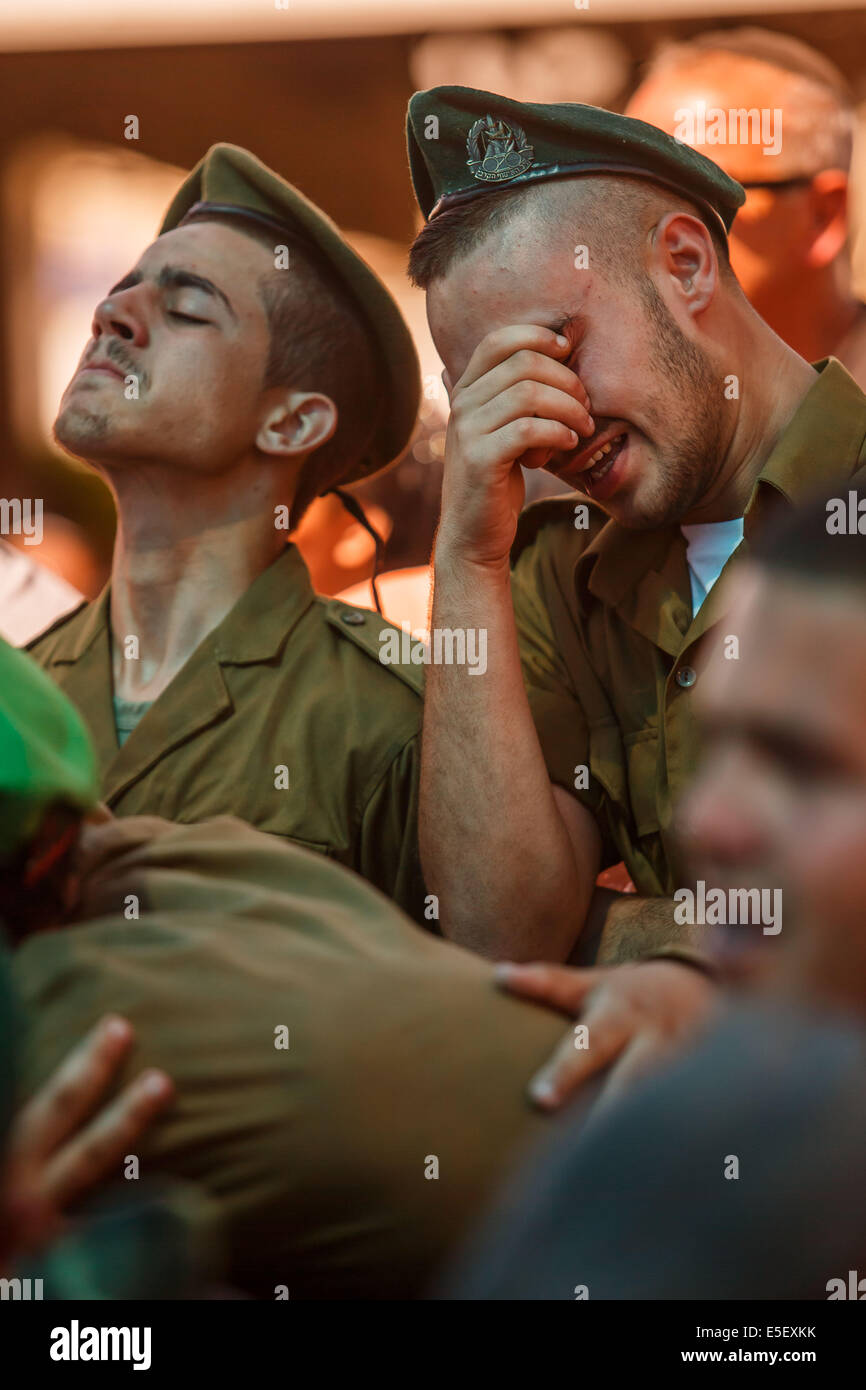 Frontiera Gaza. 29 Luglio, 2014. Soldati israeliani e gli amici piangono durante i funerali del soldato israeliano Caporale Meidan Maymon Biton presso il cimitero del sud della città israeliana di Netivot, il 29 luglio 2014. Alti ufficiali israeliani Martedì negato U.S. Il segretario di Stato John Kerry rivendicazione che Israele aveva chiesto agli Stati Uniti di promuovere un cessate il fuoco umanitario nella Striscia di Gaza. © JINI/Xinhua/Alamy Live News Foto Stock