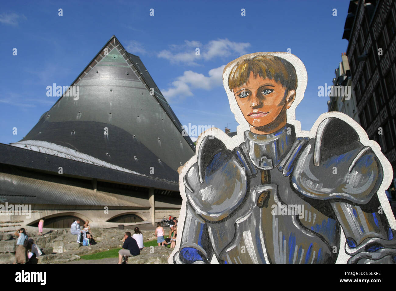 Francia, Haute Normandie, seine Maritime, rouen, Place du vieux marche, eglise sainte jeanne d'Arc et enseigne du musee de cire, figurine, toit de l'eglise, Foto Stock