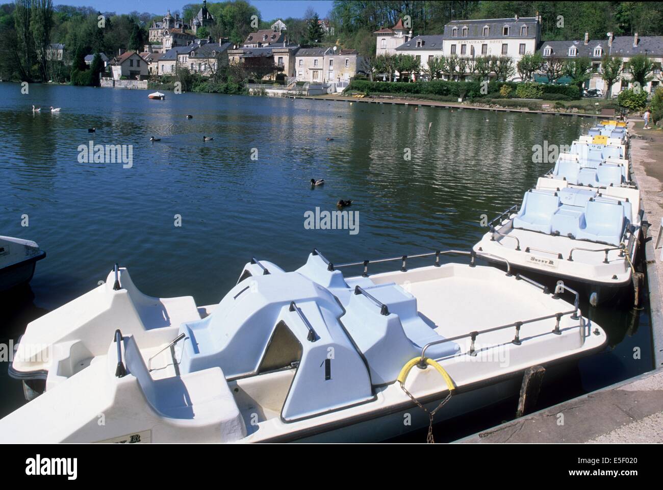 Francia, regione picardie, oise, pierrefonds, plan d'eau, lac, etang, loisirs nautiques, tourisme, pedalo, castello, neo gothique, Napoleone III, viollet le duc, monumento historique, Foto Stock