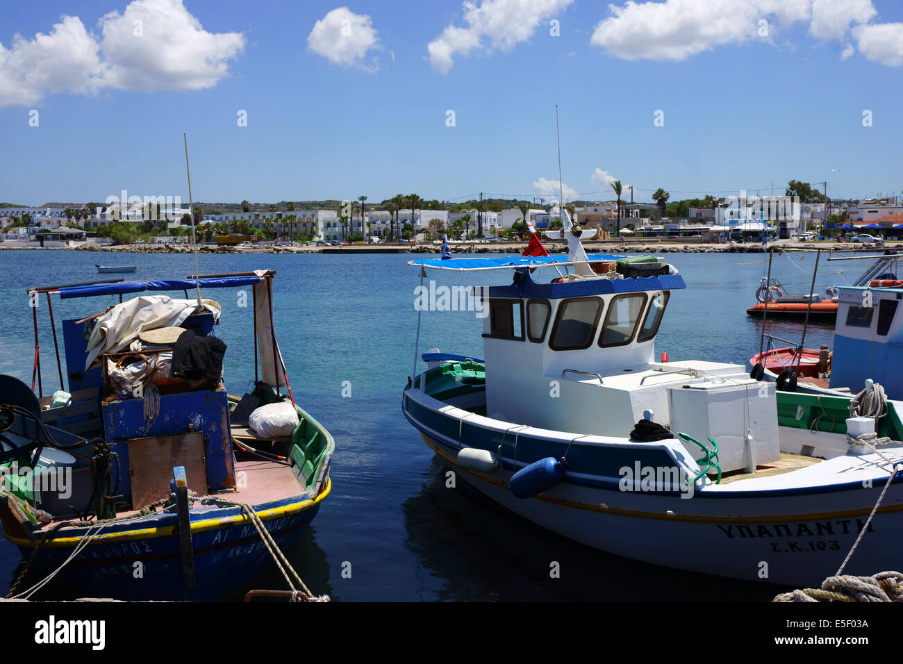 Città Mastichari visto dal porto con barche da pesca, Isola Kosw, Grecia Foto Stock