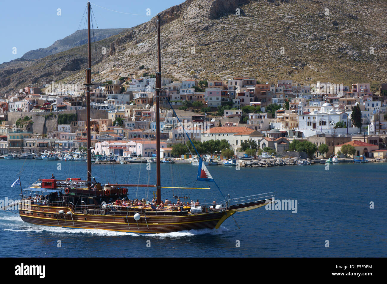 Tourboat in legno e città Pothia, isola di Kalymnos, Grecia Foto Stock
