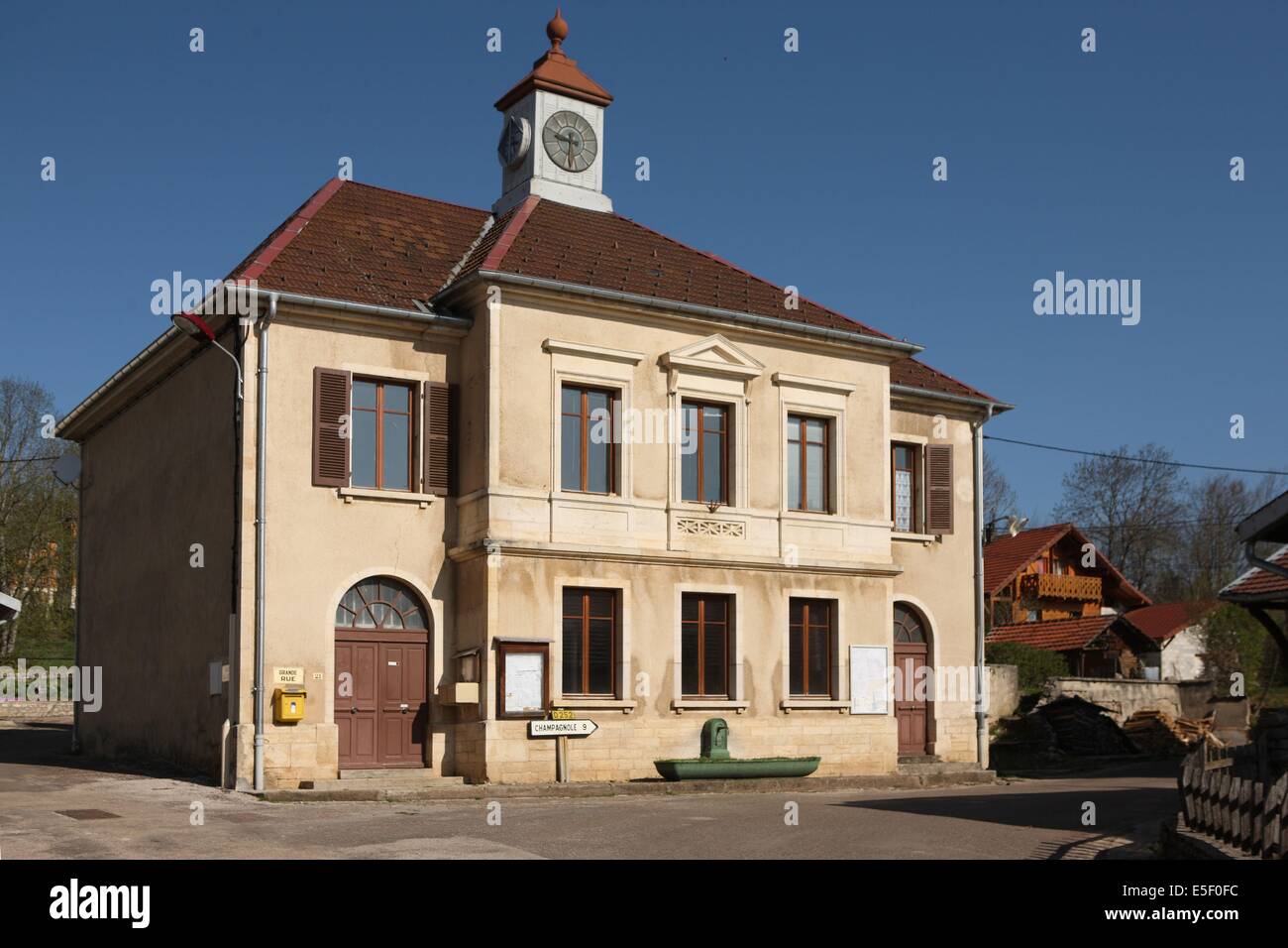 Francia, franche comte, giura, prestato, ferme de sejour, paga des lacs, agricoltura, route du comte, paysage, natura, Hiver, mairie, Foto Stock