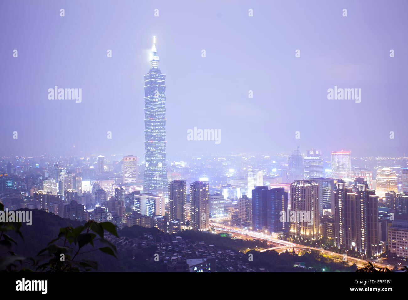 Taipei 101 e Xinyi district in downtown Taipei al crepuscolo in tempo nuvoloso, Taiwan Foto Stock
