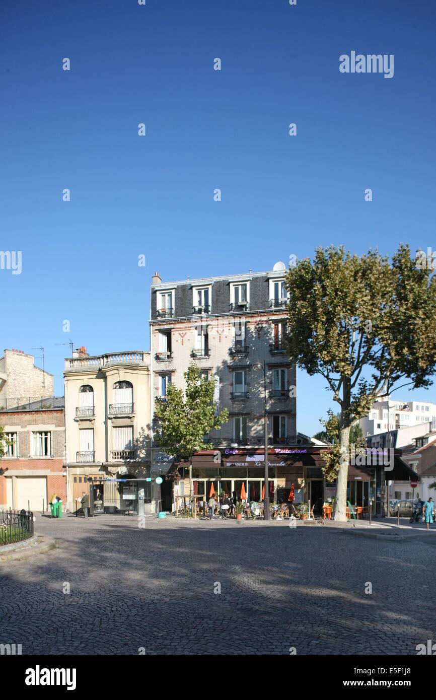 Francia, Ile de France, parigi 19e circondario, place rhin et danube, hauts batiments et petits, Foto Stock