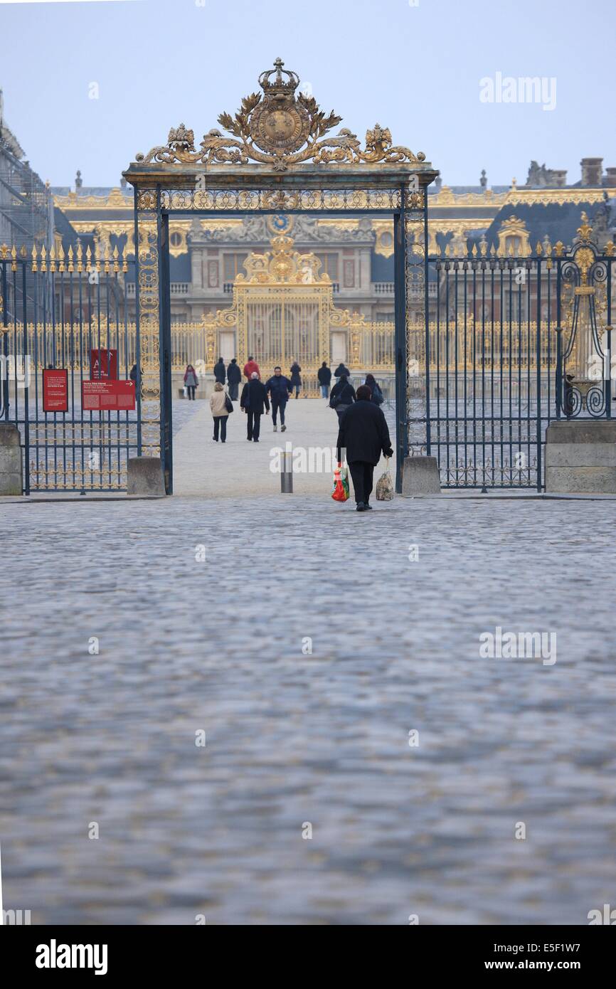 Francia, Ile de France, Yvelines, Versailles, Chateau de Versailles, cour d'honneur, Esplanade, PAVE, grle d'honneur et Grille de la cour royale au fond, Foto Stock