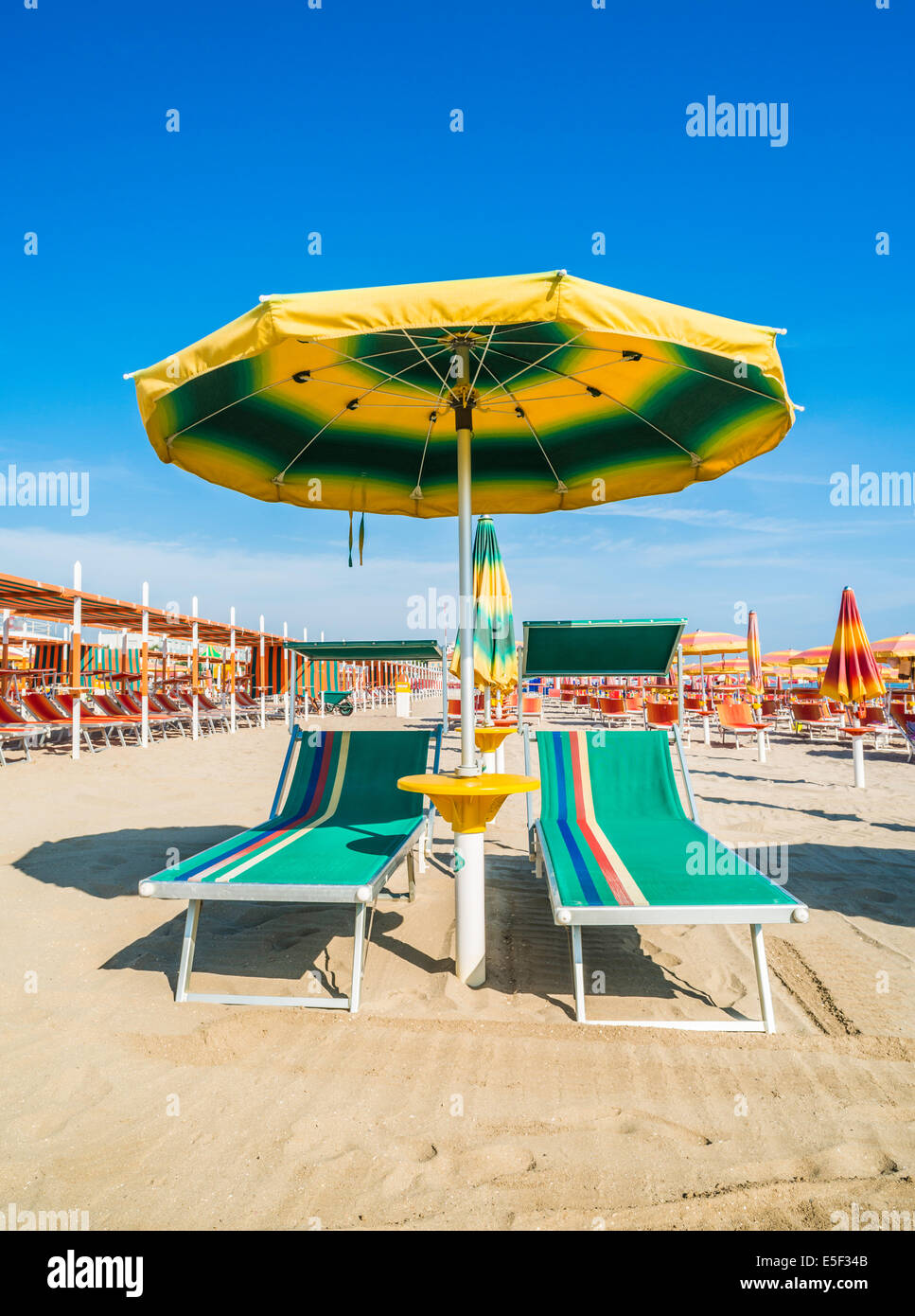 Verde di lettini e ombrelloni sulla spiaggia. Foto Stock