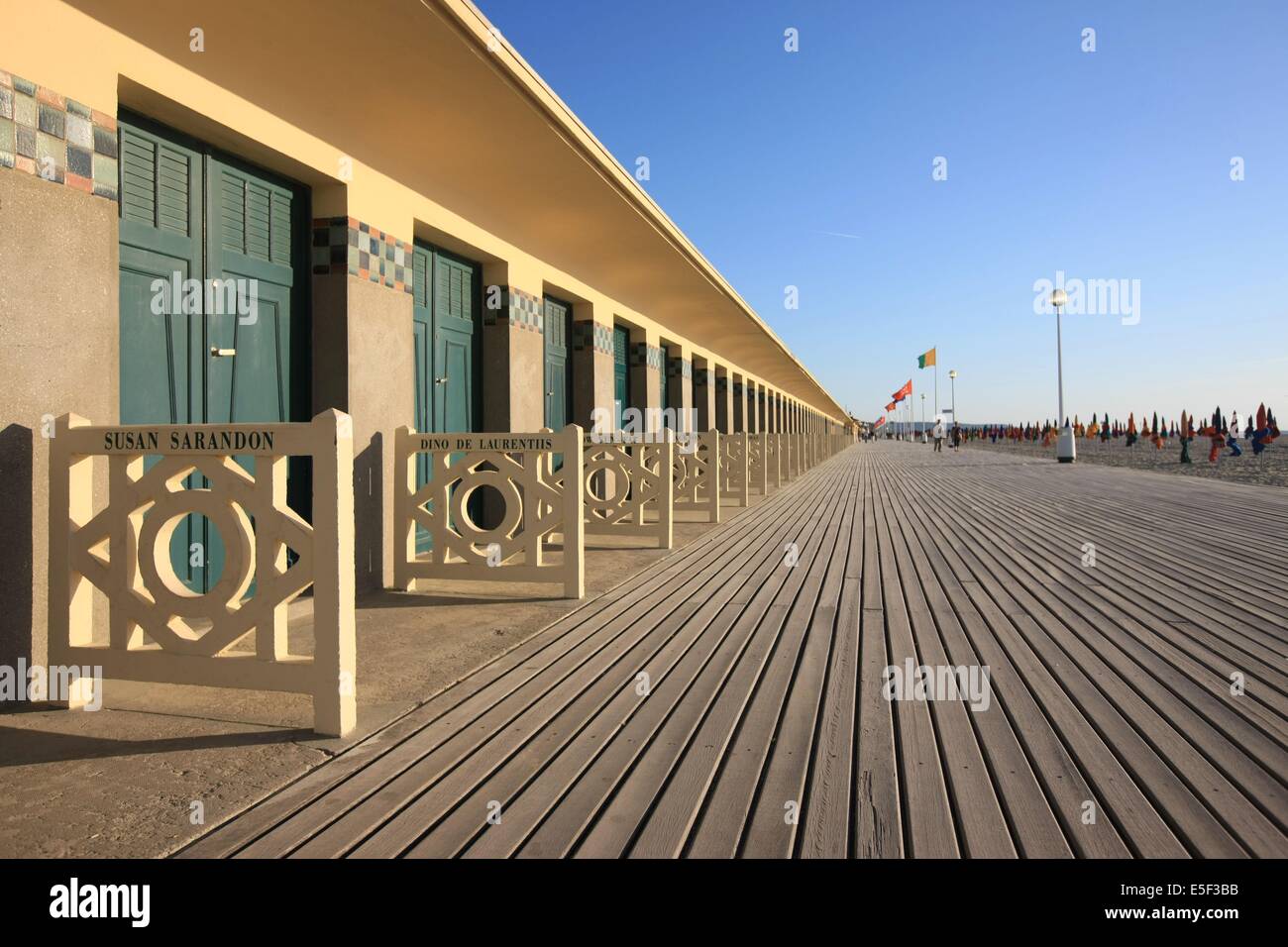 Francia, basse Normandie, Calvados, cote fleurie, Deauville, plage, les planches, cabines de bains, rambardes peintes, acteurs de cinema americano, susan sarandon, Foto Stock