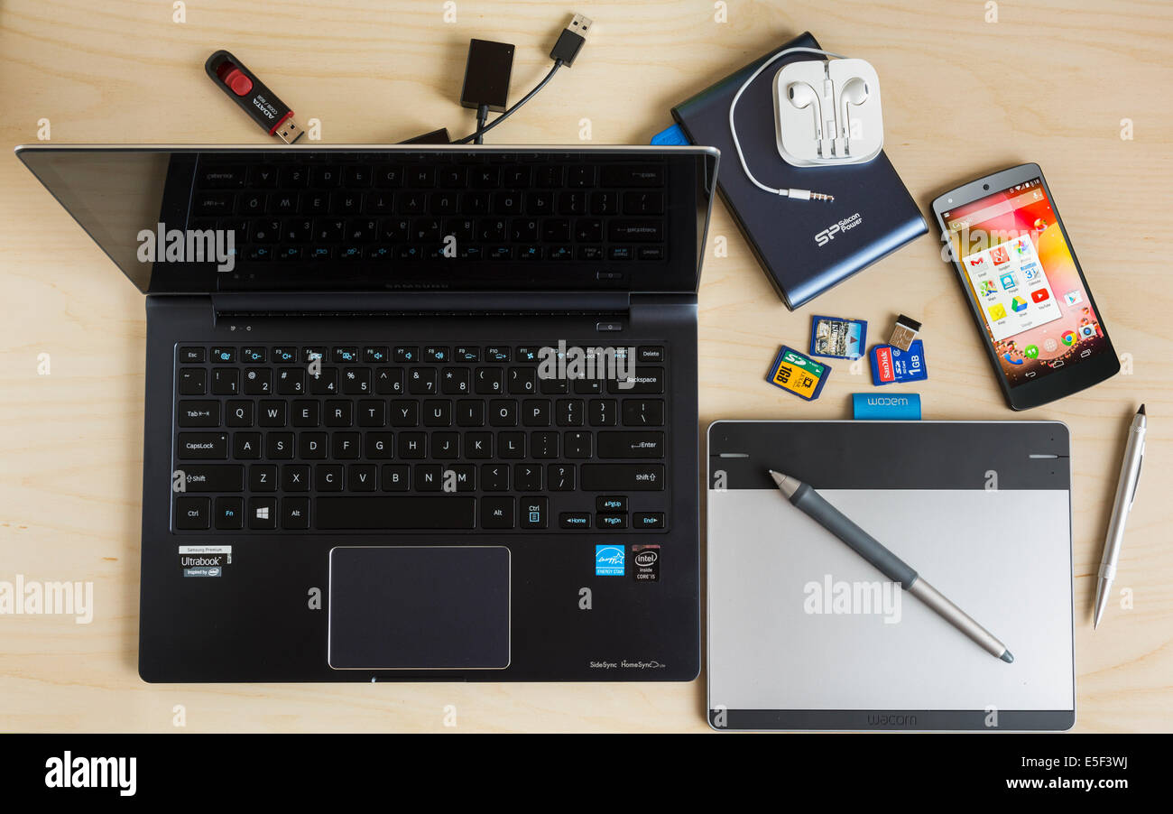 Tecnologia - Gadgets - Windows e Android attrezzatura di elaborazione su una scrivania Foto Stock