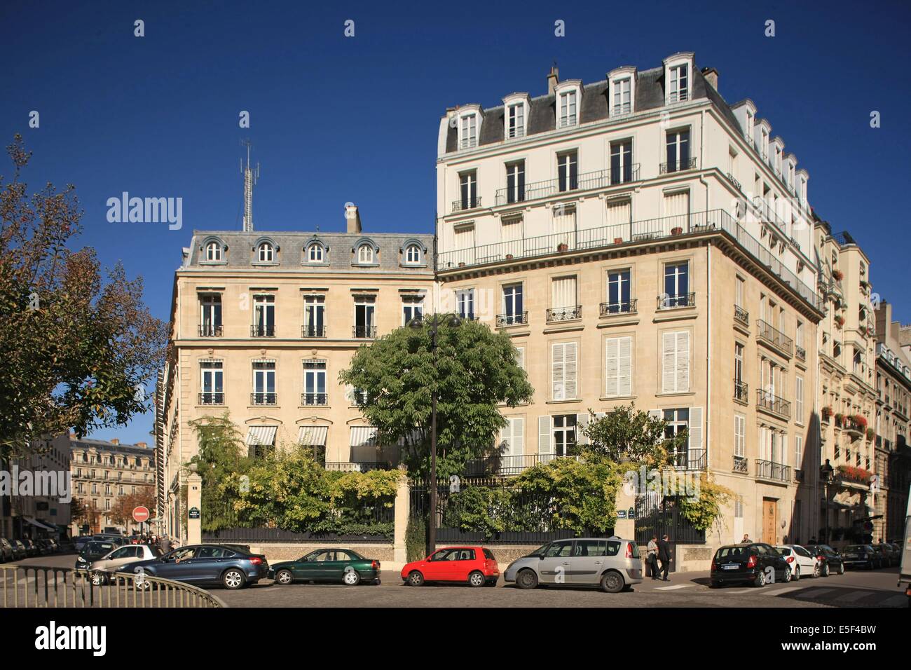 Francia, Ile de France, paris, 8e circondario, rue bayard, rond point, elevazione d'un immeuble, haut inattendu, Foto Stock