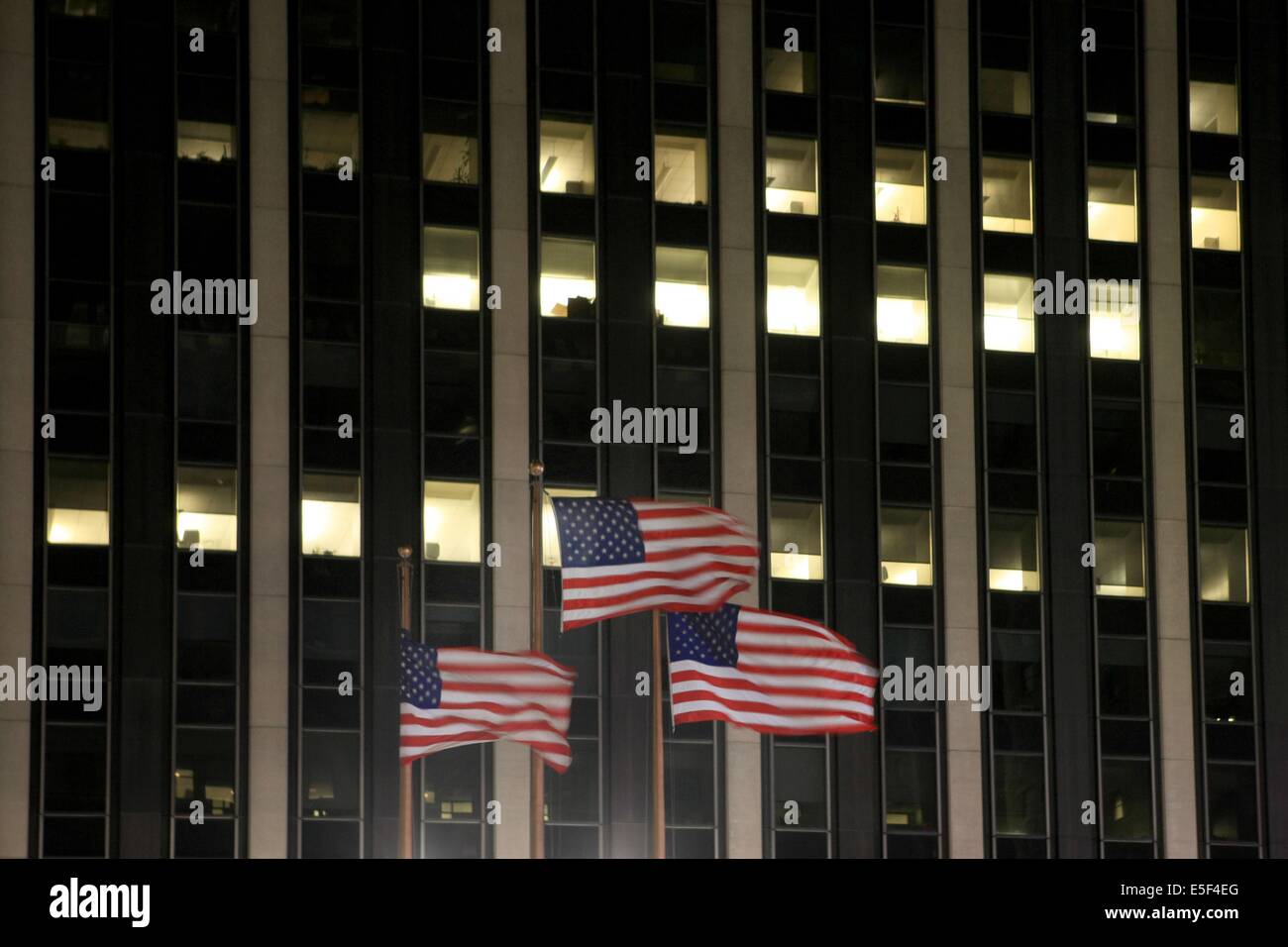 USA, etat de New York, New York City, Manhattan, Midtown, Broadway, vers Times Square, neons, nuit, drappeau americain, Foto Stock