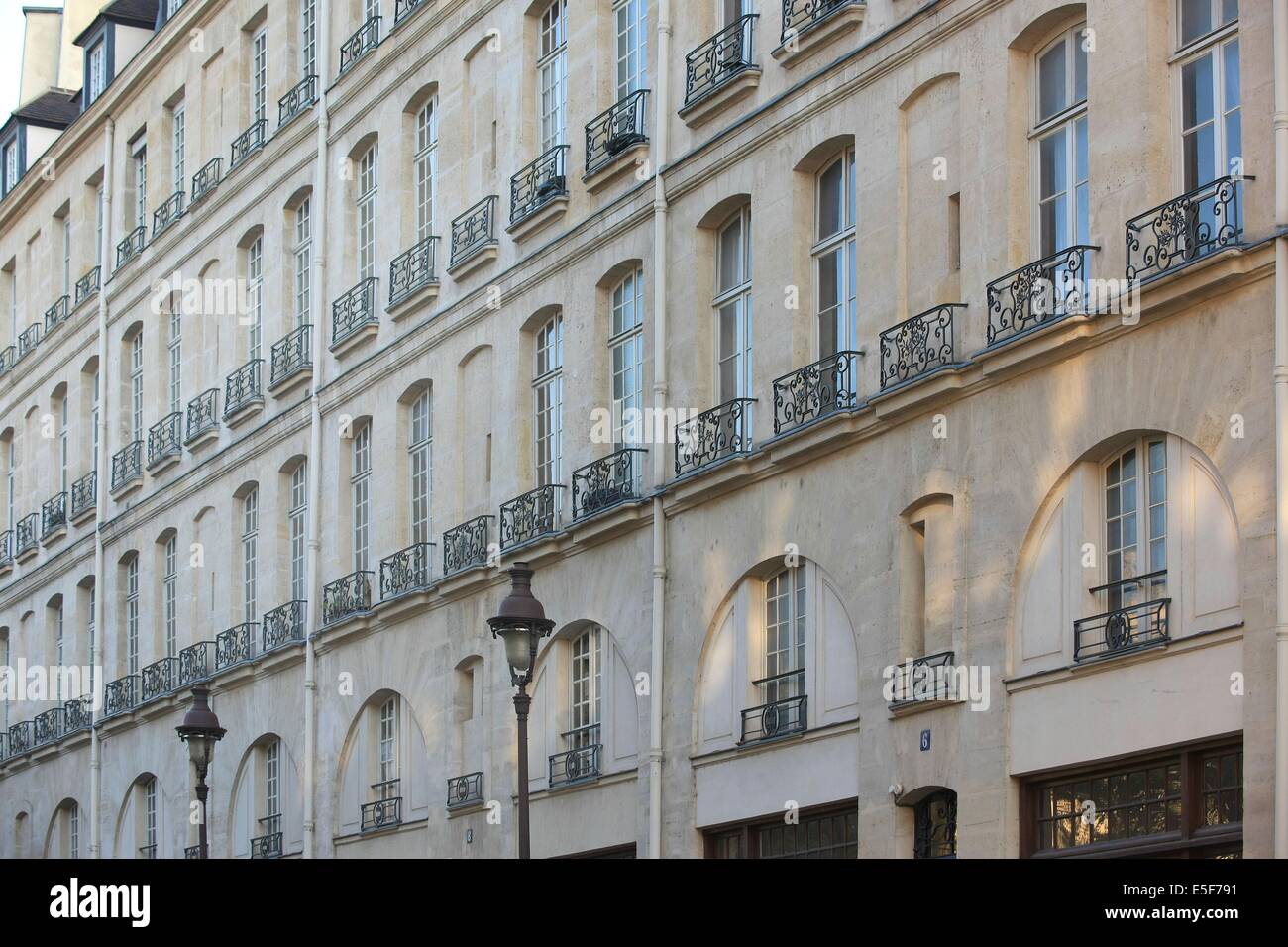 Francia, ile de france, parigi 4e circondario, le marais, rue francois meron, immeuble du 2 au 14, pavillons, balcon avec Motif de l'orme de saint gervais, Data : 2011-2012 Foto Stock