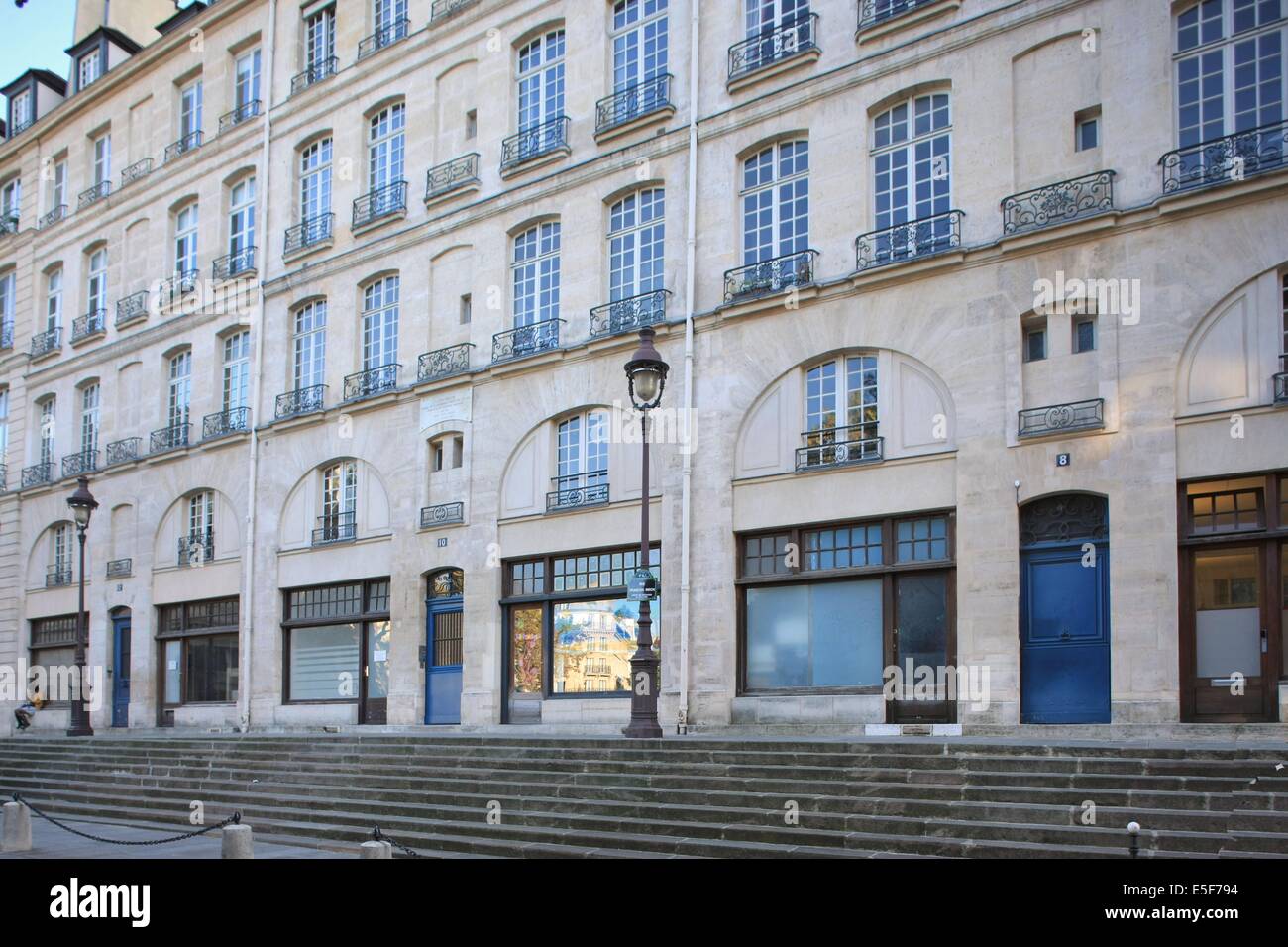 Francia, ile de france, parigi 4e circondario, le marais, rue francois meron, immeuble du 2 au 14, pavillons, balcon avec Motif de l'orme de saint gervais, Data : 2011-2012 Foto Stock