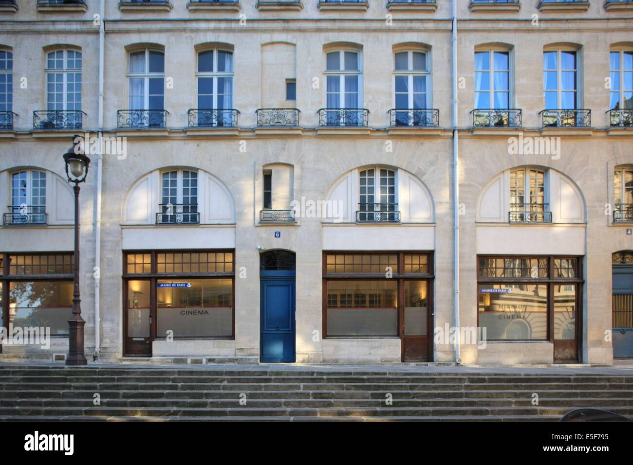 Francia, ile de france, parigi 4e circondario, le marais, rue francois meron, immeuble du 2 au 14, pavillons, balcon avec Motif de l'orme de saint gervais, Data : 2011-2012 Foto Stock