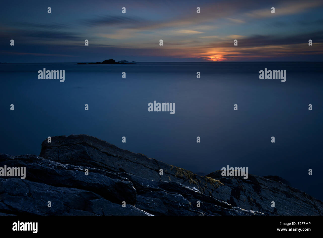 Il tramonto che si affaccia sulla Skerries vicino a St David's e Ramsey Island, Pembrokeshire, Galles Foto Stock