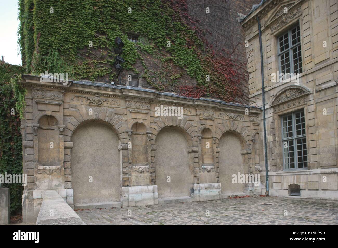 Francia, ile de france, parigi 4e circondario, le marais, 62 rue saint antoine, hotel de bethune sully, centro des monumenti nazionaux, facciata sur la seconde cour, mur renard. Data : 2011-2012 Foto Stock