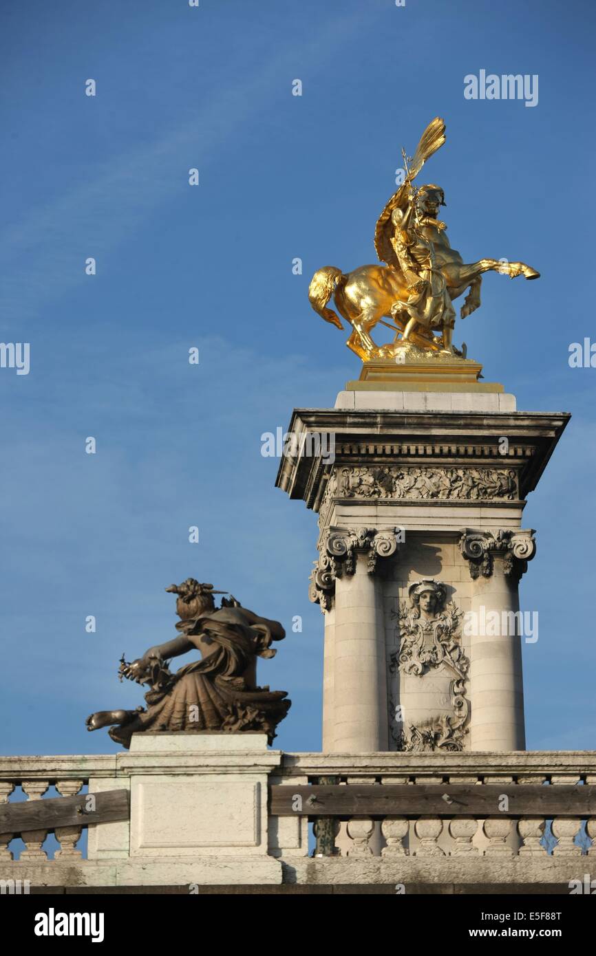 Francia, ile de france, parigi 7e-16e circondario, pont alexandre III, senna, statue, scultura, emmanuel fremiet, Foto Stock