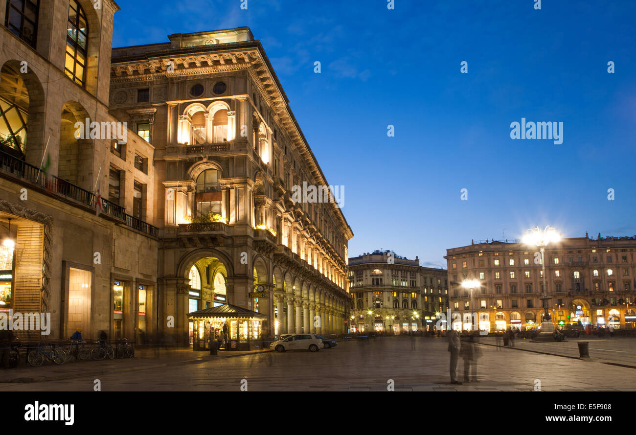 Duomo sqaure in serata in Milano, Italia Foto Stock