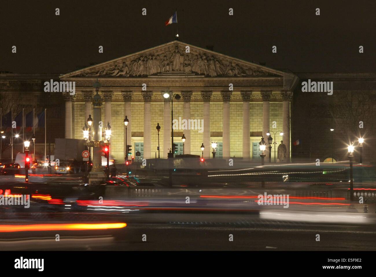 Francia, ile de france, parigi 7e circondario, Place de la concorde, facciata du palais bourbon, assemblee nationale, senna, nuit, cupola, circolazione delle voture Data : 2011-2012 Foto Stock